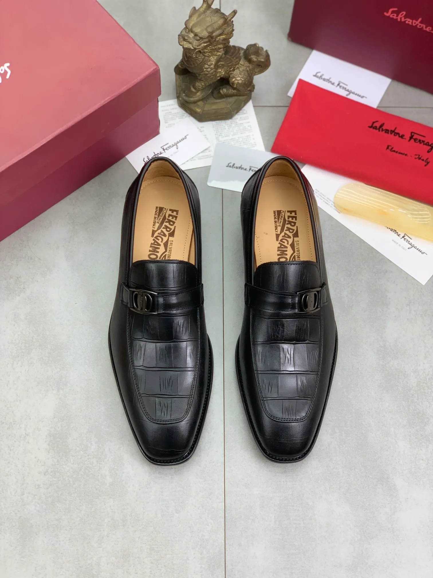 Men's Men's Shoes 💰P460💰[New Style] Water-dyed Niuli 🆘[Salvatore Ferragamo] Ferragamo's latest casual business leather shoes for men! Available at counters simultaneously! The fabric is made of specially imported original open-edge beaded calfskin, and the interior is made of imported water-dyed cowhide. It is absolutely luxurious and leads the fashion trend. Matching code: 38-45 (46 and 47 can be customized); black color optional